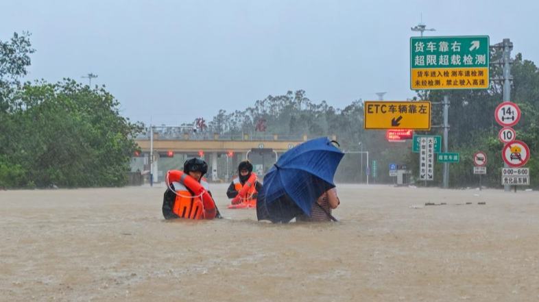 Enchentes deixam 39 mortos em Guangxi enquanto 64,500 pessoas são realocadas em Nanning A série de desastres desencadeada pelo tufão, incluindo o rompimento da barragem do reservatório Liulan, em Nanning, resultou em 39 mortes e deixou 9 pessoas desaparecidas na região.