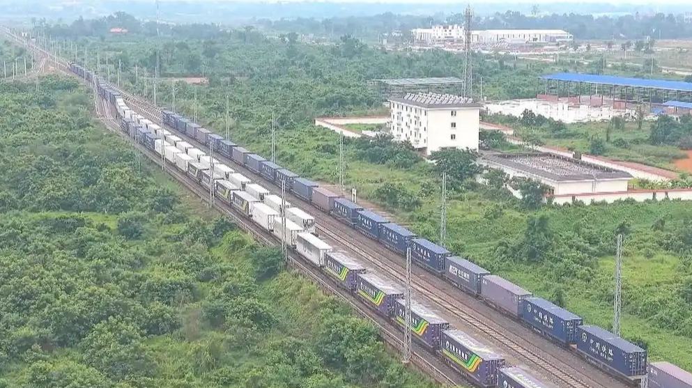 Ferrovia China-Laos transporta mais de 20 milhões de toneladas de cargaO frete transfronteiriço transportado pela Ferrovia China-Laos ultrapassou 20 milhões de toneladas desde a inauguração da linha em dezembro de 2021.