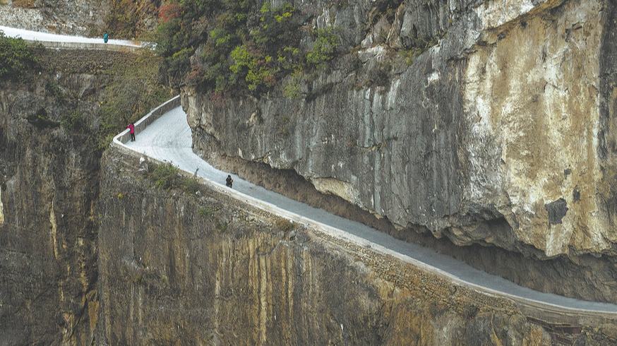 Estrada encravada na encosta impulsiona turismo em vilarejo remotoUma estrada em um cânion na região de Chongqing, no sudoeste da China, foi só isso que bastou para fazer milhões de pessoas pararem de rolar a tela e prestarem atenção. 