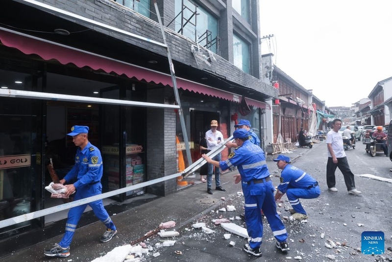 China intensifica controle de enchentes e esforços de socorro enquanto Tufão Bavi avança para o interior