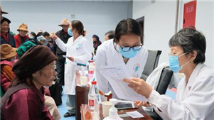 Quase 1.000 médicos chegam a Xizang para oferecer atendimento médico gratuito aos moradores locaisQuase 1.000 médicos e especialistas da área da saúde, provenientes de mais de 200 instituições de toda a China, chegaram de trem a Lhasa, na Região Autônoma de Xizang, em 4 de julho. 