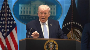 Trump anuncia reinstalação do bloqueio naval ao Irã O presidente dos EUA, Donald Trump, afirmou na segunda-feira que os Estados Unidos estão reinstaurando o bloqueio naval ao Irã no Estreito de Ormuz.