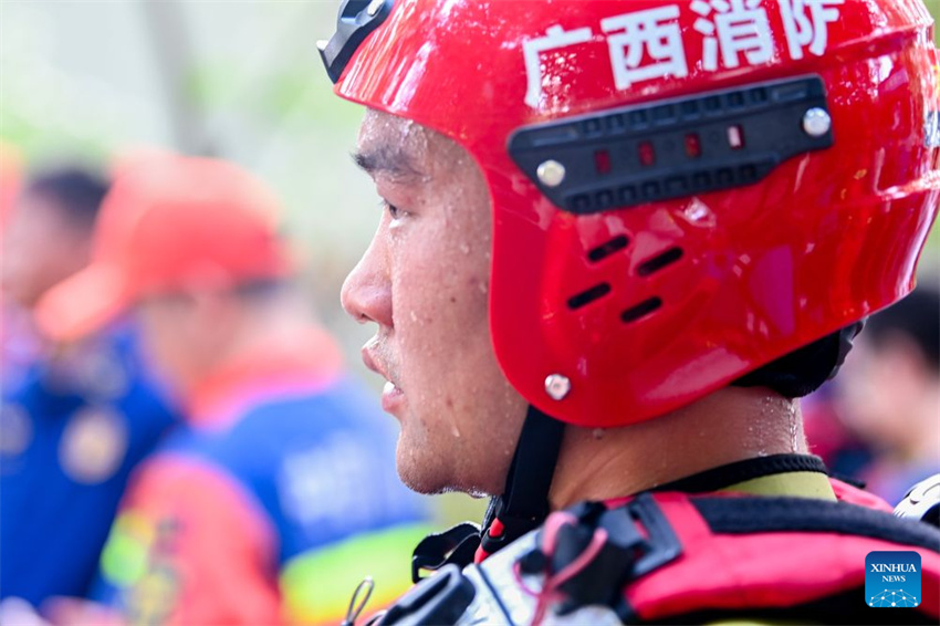 Esforços de resgate em andamento em áreas atingidas por inundações na China