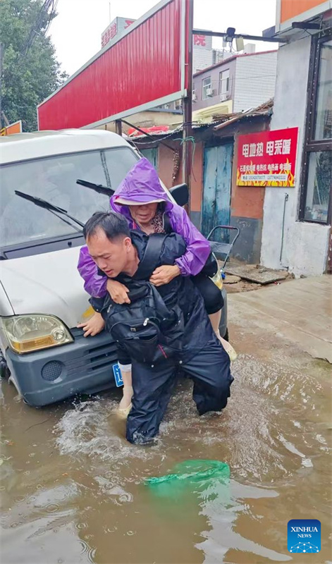 Esforços de resgate em andamento em áreas atingidas por inundações na China