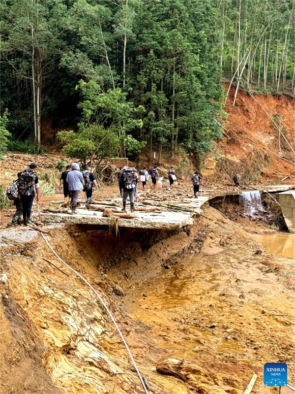 Esforços de resgate em andamento em áreas atingidas por inundações na China