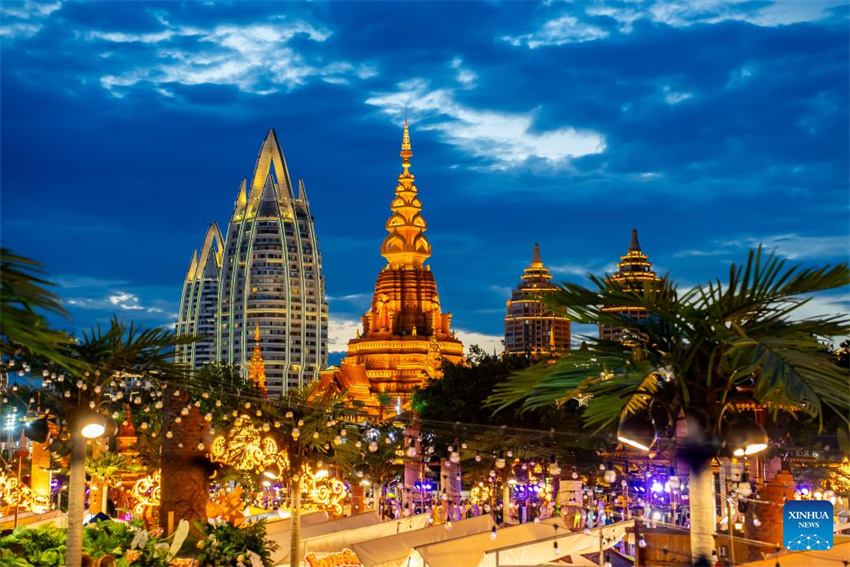 Mercado noturno de Xishuangbanna registra aumento no fluxo de visitantes durante a alta temporada de verão