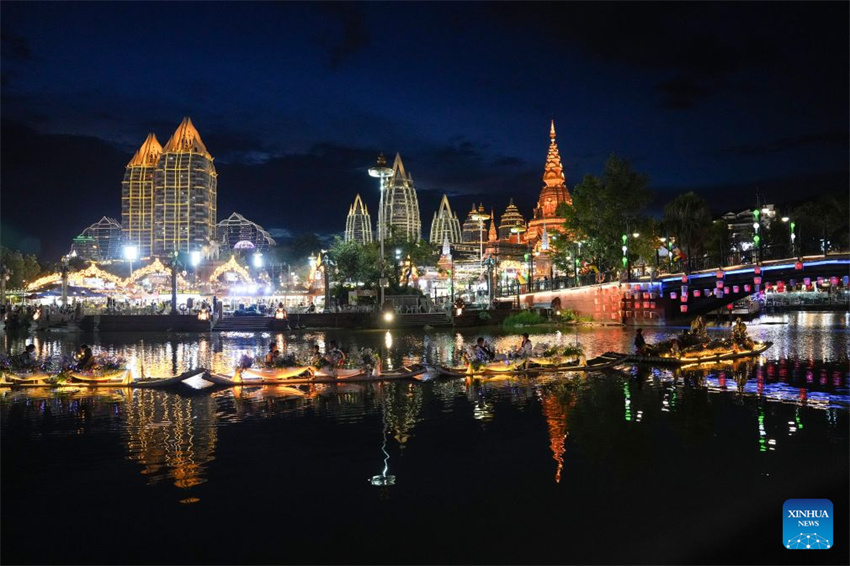 Mercado noturno de Xishuangbanna registra aumento no fluxo de visitantes durante a alta temporada de verão