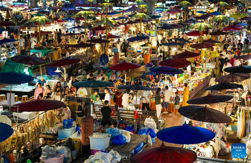 Mercado noturno de Xishuangbanna registra aumento no fluxo de visitantes durante a alta temporada de verão