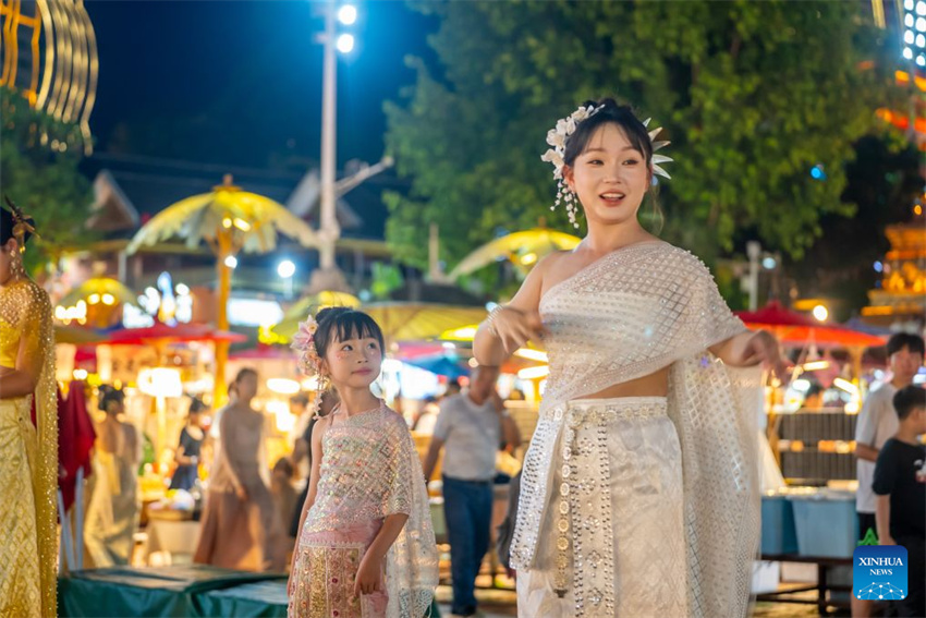 Mercado noturno de Xishuangbanna registra aumento no fluxo de visitantes durante a alta temporada de verão