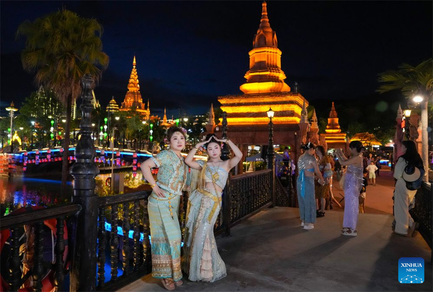Mercado noturno de Xishuangbanna registra aumento no fluxo de visitantes durante a alta temporada de verão