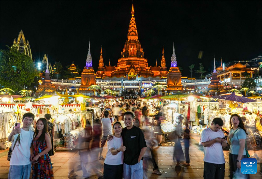 Mercado noturno de Xishuangbanna registra aumento no fluxo de visitantes durante a alta temporada de verão