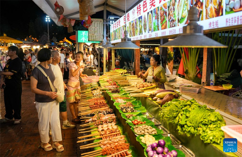 Mercado noturno de Xishuangbanna registra aumento no fluxo de visitantes durante a alta temporada de verão