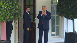 Trump diz que desistirá de planos de cobrar taxas no Estreito de Ormuz O presidente dos EUA, Donald Trump, disse na terça-feira (14) que os Estados Unidos aceitarão acordos de investimento com os estados do Golfo em vez de taxas para navios que passam pelo Estreito de Ormuz.