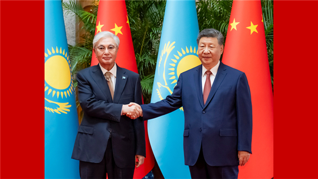 Xi Jinping reuniu-se com presidente do Cazaquistão em Shanghai