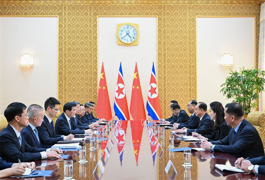 Mais alto conselheiro político da China visita RPDC para cooperação mais estreita