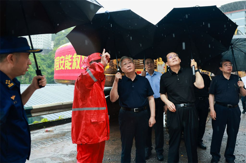 Vice-premiê chinês pede esforços completos e científicos em resgate após desabamento em Chongqing