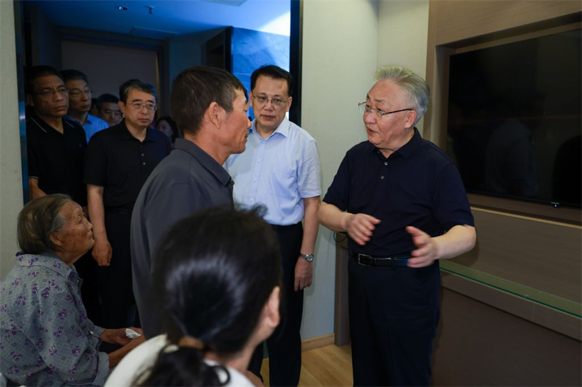 Vice-premiê chinês pede esforços completos e científicos em resgate após desabamento em Chongqing