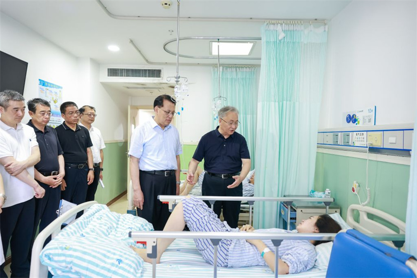 Vice-premiê chinês pede esforços completos e científicos em resgate após desabamento em Chongqing