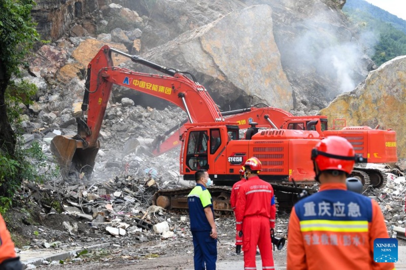 Chongqing: operações de resgate decorrem após desabamento de montanha