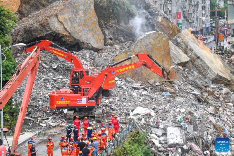 Chongqing: operações de resgate decorrem após desabamento de montanha