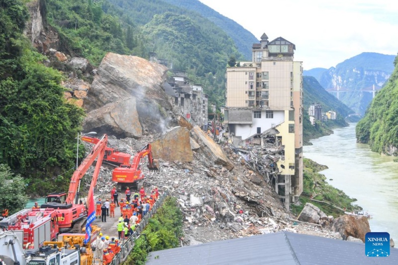 Chongqing: operações de resgate decorrem após desabamento de montanha