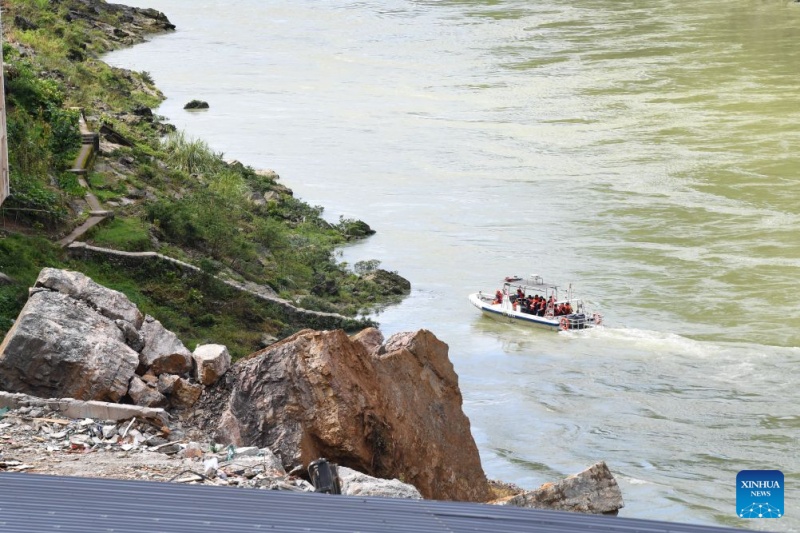 Chongqing: operações de resgate decorrem após desabamento de montanha