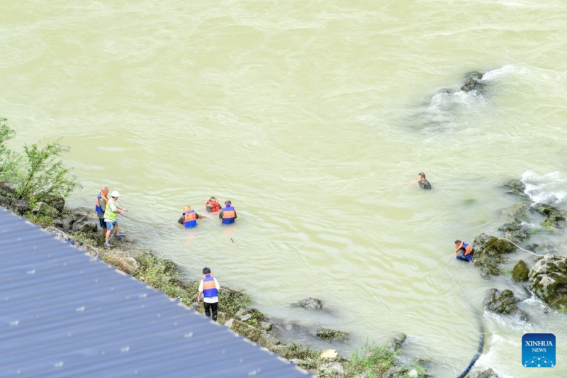 Chongqing: operações de resgate decorrem após desabamento de montanha