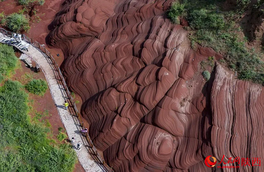 Formações geológicas Danxia atraem turistas de toda parte para Shaanxi, noroeste da China