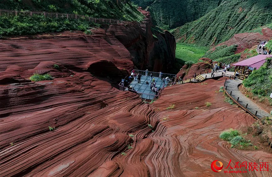 Formações geológicas Danxia atraem turistas de toda parte para Shaanxi, noroeste da China