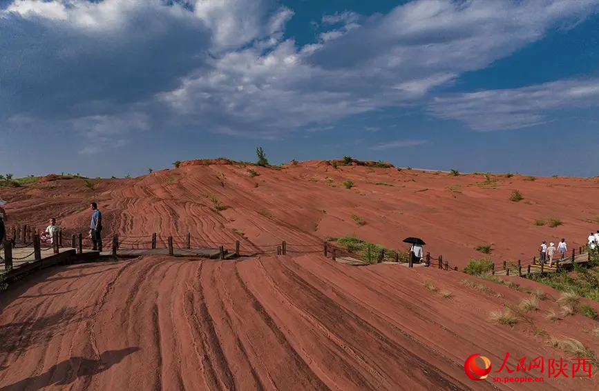 Formações geológicas Danxia atraem turistas de toda parte para Shaanxi, noroeste da China