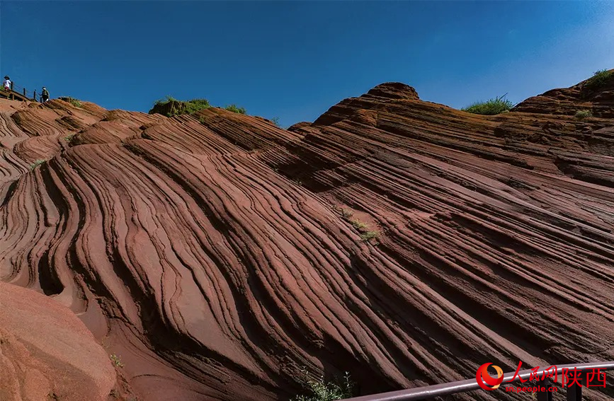 Formações geológicas Danxia atraem turistas de toda parte para Shaanxi, noroeste da China