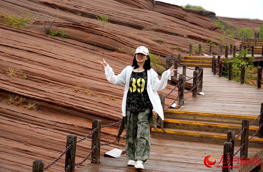 Formações geológicas Danxia atraem turistas de toda parte para Shaanxi, noroeste da China