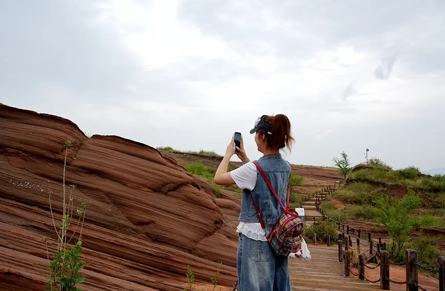 Formações geológicas Danxia atraem turistas de toda parte para Shaanxi, noroeste da China