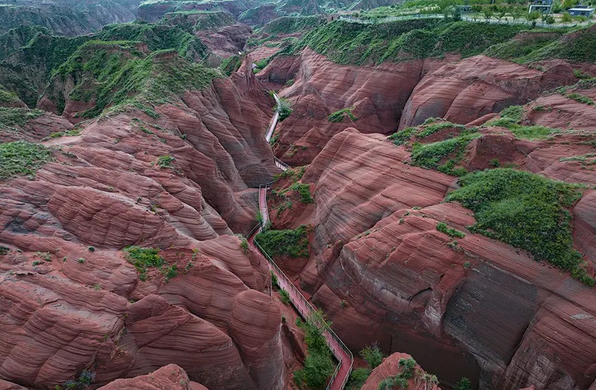 Formações geológicas Danxia atraem turistas de toda parte para Shaanxi, noroeste da China