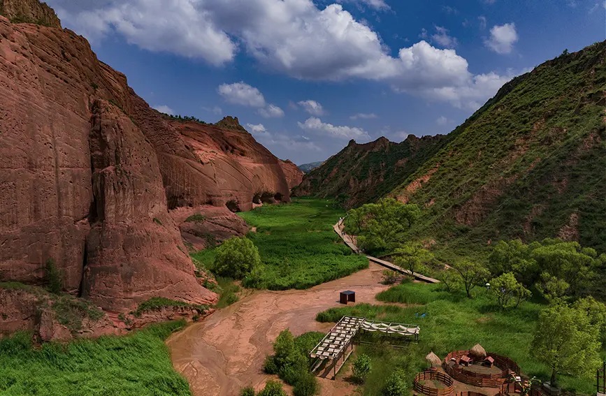 Formações geológicas Danxia atraem turistas de toda parte para Shaanxi, noroeste da China