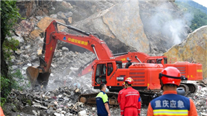 Chongqing: operações de resgate decorrem após desabamento de montanha O desabamento, provocado pelas chuvas, ocorreu às 9h08 da manhã de sexta-feira no subdistrito de Hanjia, em Pengshui, soterrando mais de 10 prédios residenciais e deixando moradores locais presos e desaparecidos.