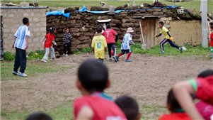 Carta de Lhasa: sonhos de futebol a 4.700 metros de altitudeNos últimos anos, o futebol passou a fazer parte cada vez mais da vida das crianças em Xizang. Campos padronizados, aulas escolares e programas de formação de jovens atletas vêm sendo ampliados. 