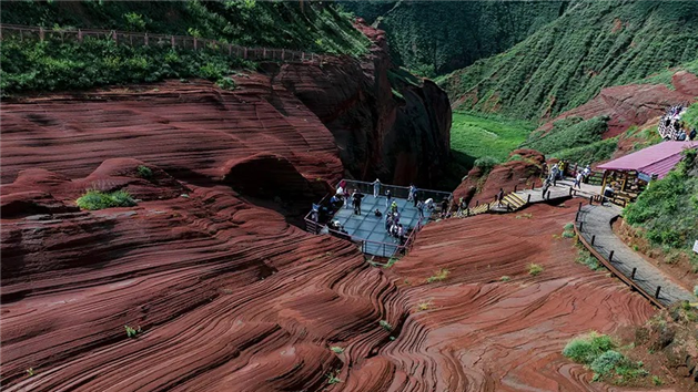 Formações geológicas Danxia atraem turistas de toda parte para Shaanxi, noroeste da China