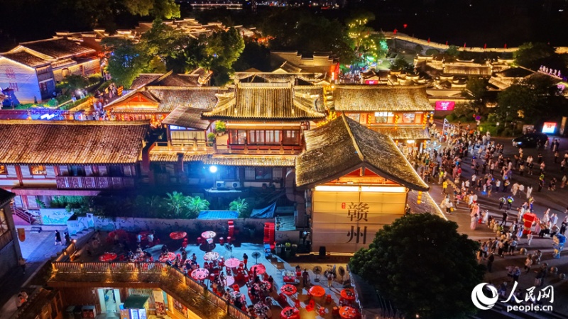 Passeios noturnos em quarteirão histórico e cultural impulsionam economia noturna de Ganzhou, Jiangxi
