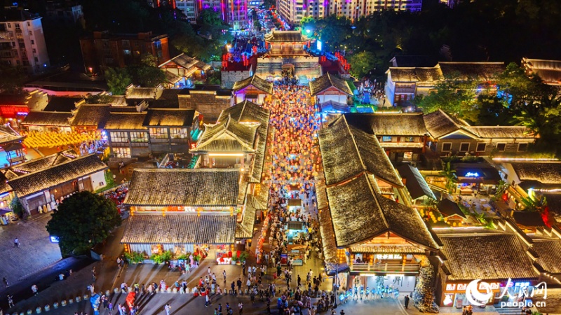 Passeios noturnos em quarteirão histórico e cultural impulsionam economia noturna de Ganzhou, Jiangxi