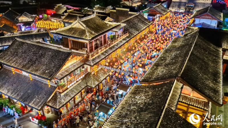 Passeios noturnos em quarteirão histórico e cultural impulsionam economia noturna de Ganzhou, Jiangxi