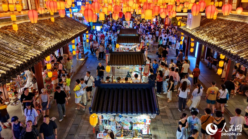 Passeios noturnos em quarteirão histórico e cultural impulsionam economia noturna de Ganzhou, Jiangxi