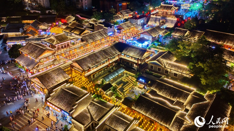Passeios noturnos em quarteirão histórico e cultural impulsionam economia noturna de Ganzhou, Jiangxi