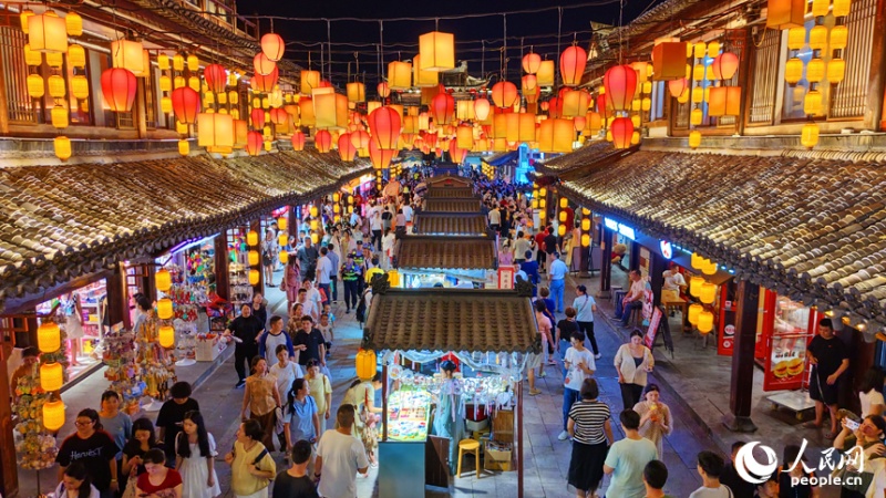 Passeios noturnos em quarteirão histórico e cultural impulsionam economia noturna de Ganzhou, Jiangxi