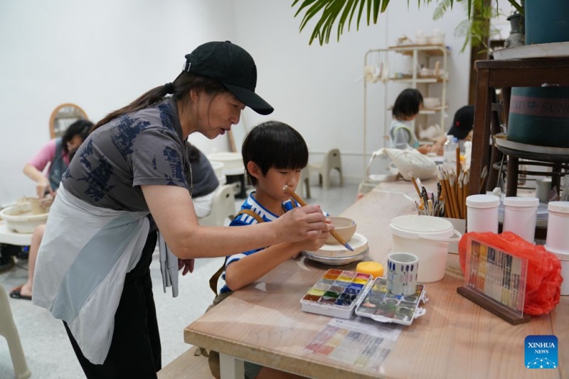 Jingdezhen se torna um destino popular entre jovens turistas durante as férias de verão