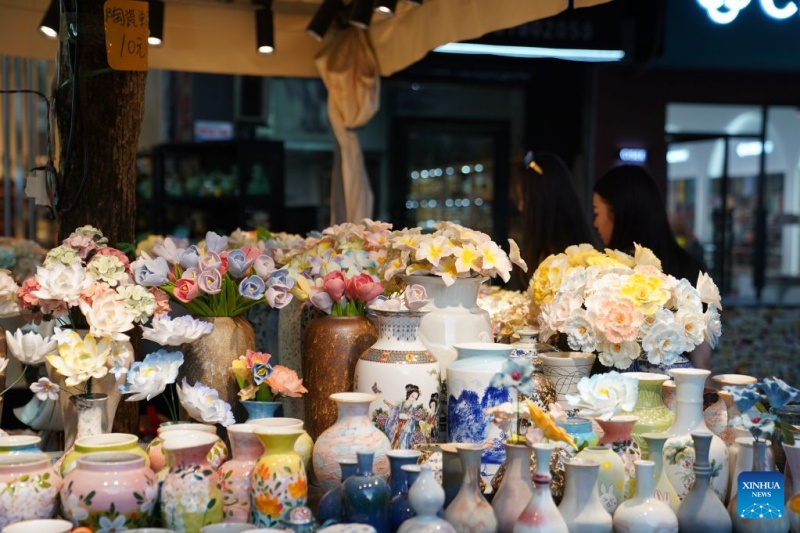 Jingdezhen se torna um destino popular entre jovens turistas durante as férias de verão