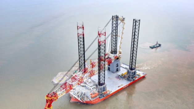 Embarcação de instalação de turbinas eólicas "Fengsheng" inicia viagem após entrega em Qidong