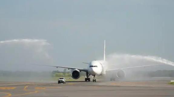 Rotas aéreas internacionais da China já alcançam 263 cidades em todo o mundoO vice-diretor da Administração de Aviação Civil da China (CAAC), Han Jun, afirmou no dia 21 que a rede de rotas aéreas internacionais do país já conecta 263 cidades em 90 países e regiões ao redor do mundo.