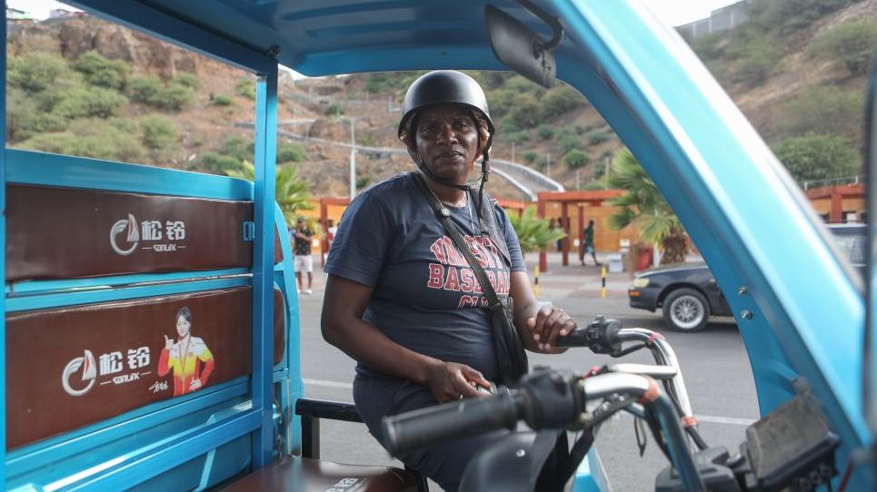 Em Cabo Verde, triciclos chineses movem negócios e sustentam famíliasEm Cabo Verde, triciclos elétricos já ajudam moradores a transportar produtos, trabalhar por conta própria e sustentar suas famílias.