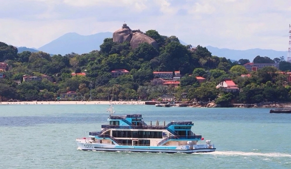 Primeiro barco turístico elétrico totalmente envidraçado da China estreia em XiamenO Lujiang Lounge, o primeiro barco turístico elétrico panorâmico totalmente envidraçado da China, partiu do Cais Lujiang de Xiamen na quinta-feira (16) para sua viagem inaugural.